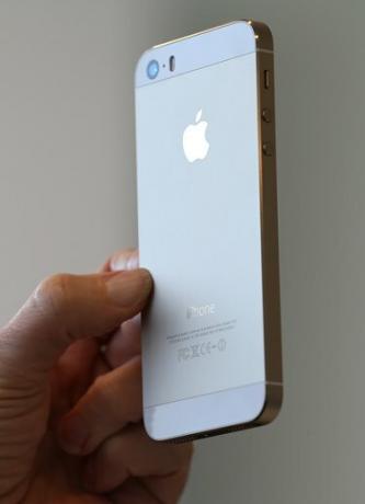Apple ob predstavitvi izdelka predstavlja dva nova modela iPhone