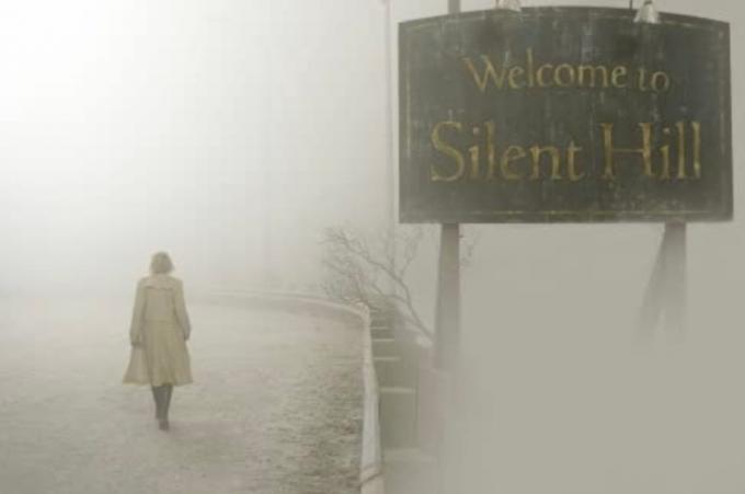Radha Mitchell se afastando no meio do nevoeiro em uma cena de Silent Hill.