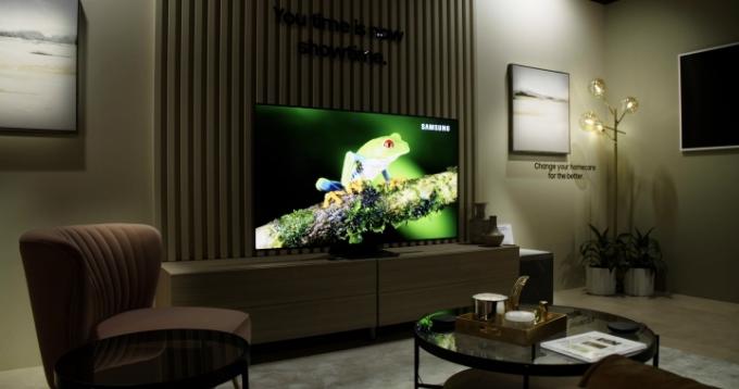 טלוויזיית סמסונג S95B OLED עם תמונה בהירה של צפרדע עץ על המסך.