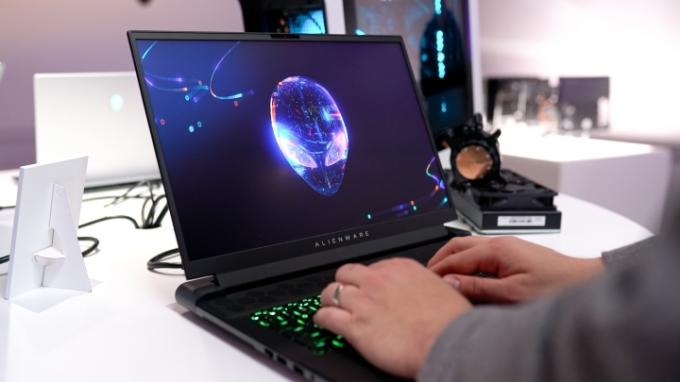 شخص يكتب على الكمبيوتر المحمول Alienware m18.