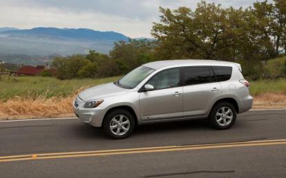 Toyota RAV4 EV estacionado na estrada