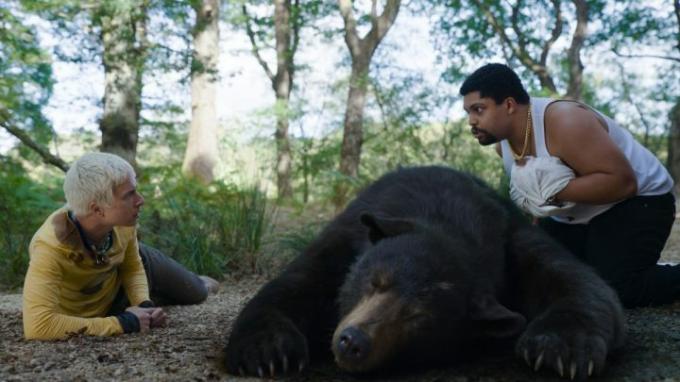 Aaron Holliday a O'Shea Jackson Jr. na sebe zírají přes tělo medvěda, který se mezi nimi zhroutil.