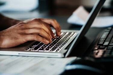 Zbliżenie na człowieka piszącego na laptopie