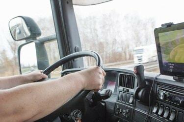 Yolda kamyon kullanan erkek kolları