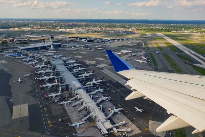 Udsigt over John F. Kennedy International Airport fra afgående fly.