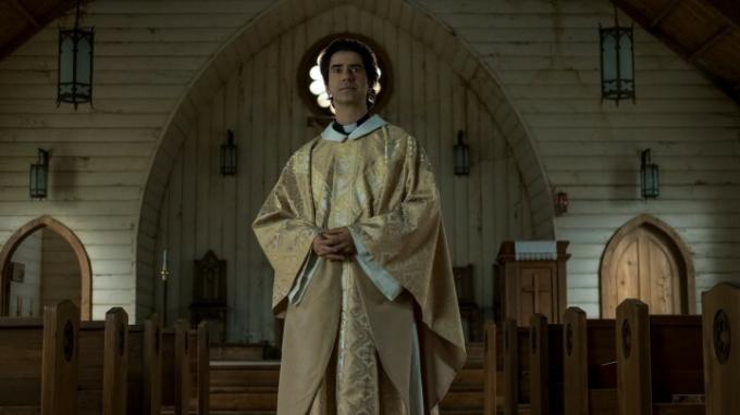 Hamish Linklater como el padre Paul en la misa de medianoche.