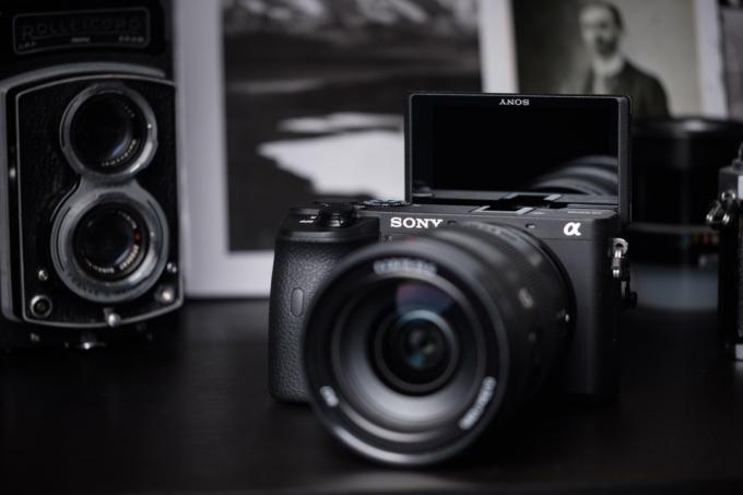 Predná strana Sony A6600 s výklopným displejom zdvihnutým do polohy pre selfie