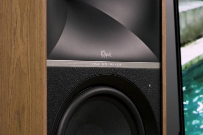 Klipsch The Nines'ın ön tarafındaki Klipsch logosunun yakından görünümü.