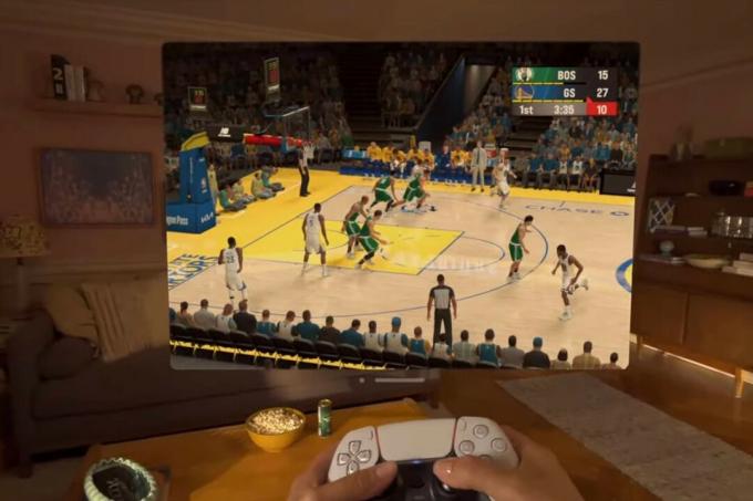 DualSense コントローラーを使用して NBA 2K23 をプレイする男性。