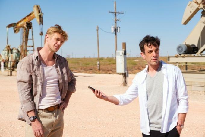 प्रतिशोध में दो आदमी रेगिस्तान में खड़े हैं।
