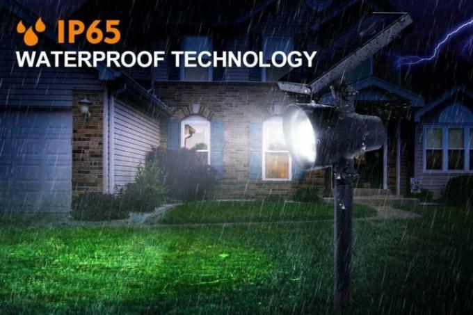 Lampe solaire InnoGear installée dans la pelouse qui brille la nuit sous la pluie.