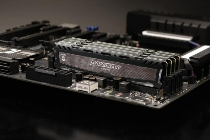 Оперативная память Crucial Ballistix Sport LT DDR4 внутри компьютера.