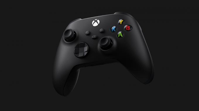 Xbox Series X-handkontrollen på en svart bakgrund.