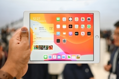 جهاز iPad من الجيل السابع عملي في الوضع الأفقي