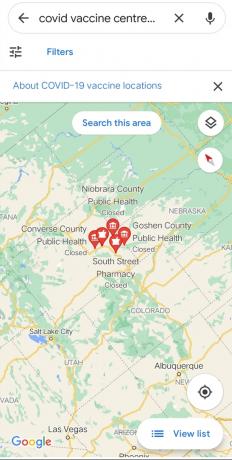 Zrzut ekranu aplikacji Mapy Google przedstawiający centra szczepień przeciwko COVID.