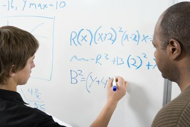 Escrevendo o estudante de matemática equações no quadro branco com tutor