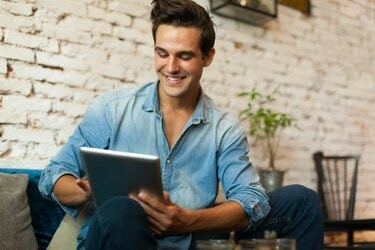 Bărbat Ocazional Folosind Tablet Computer Smile