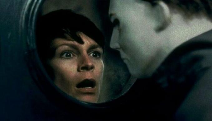 Laurie Strode ser endelig Michael Myers gennem et vindue i Halloween H20