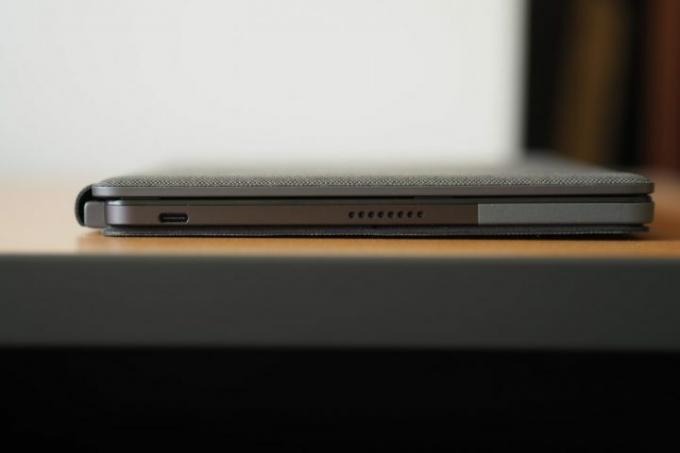 포트 및 Folio를 보여주는 Lenovo Chromebook Duet 3 왼쪽 모습.