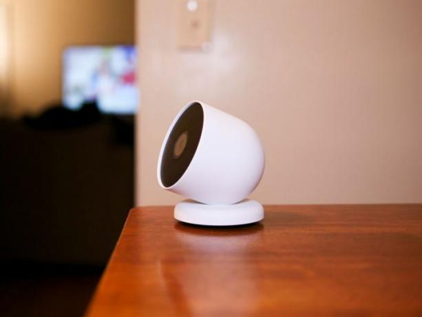 Google Nest Cam (akumulators) uz koka galda.