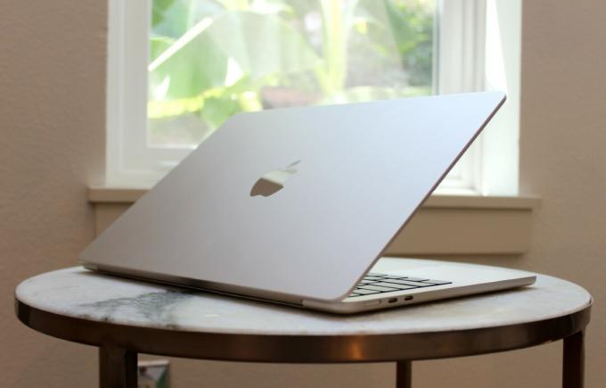 MacBook Air na stole pred oknom.