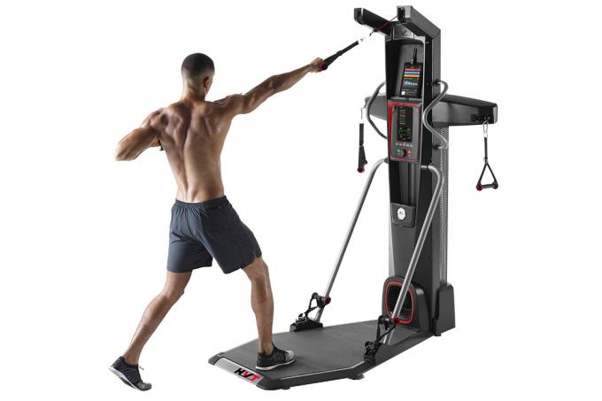 mann som bruker bowflex hvt-trener