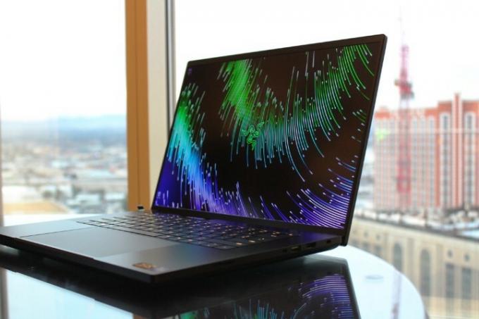 Razer Blade 18 na stole pred oknom.