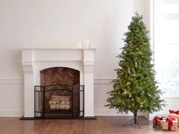 Holiday Living ต้นคริสต์มาสประดิษฐ์แบบสปรูซขนาด 7 ฟุต 6 นิ้วพร้อมไฟ LED สีขาวนวลหลากสีมัลติฟังก์ชั่น 700 ดวง