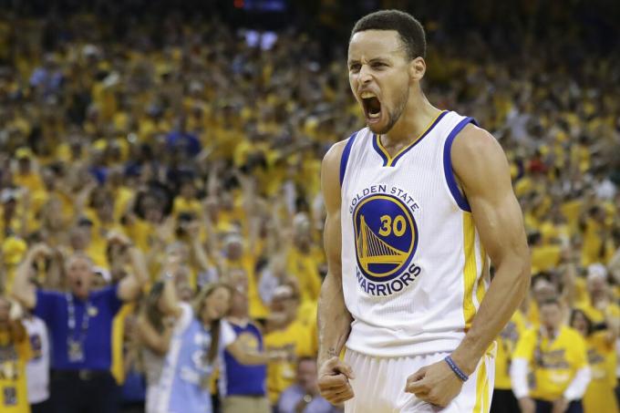 Hoe je de NBA-finale online kunt bekijken | Stephen Curry van de Golden State Warriors viert feest