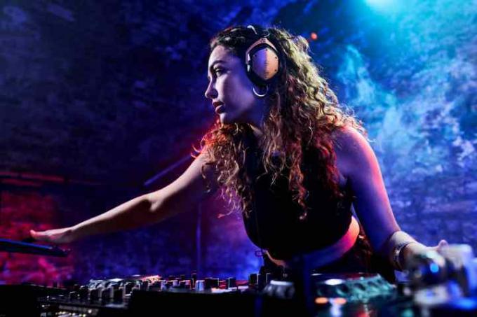 Femme DJ portant un casque sans fil V-Moda Crossfade 3