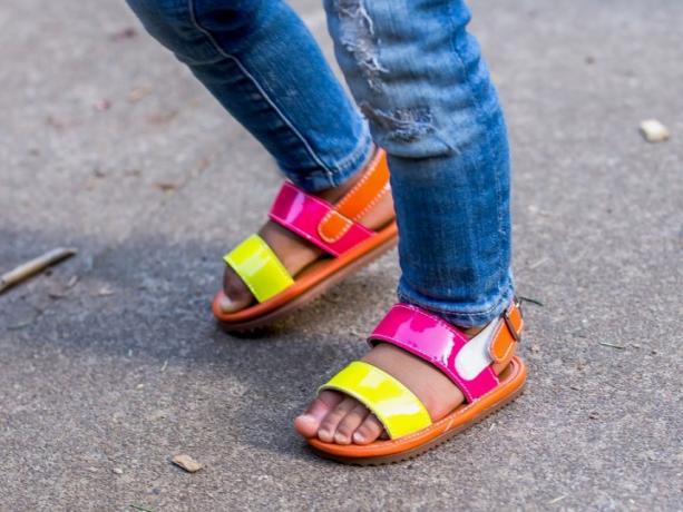 Boty Ozznek v zářivém sandálovém designu.