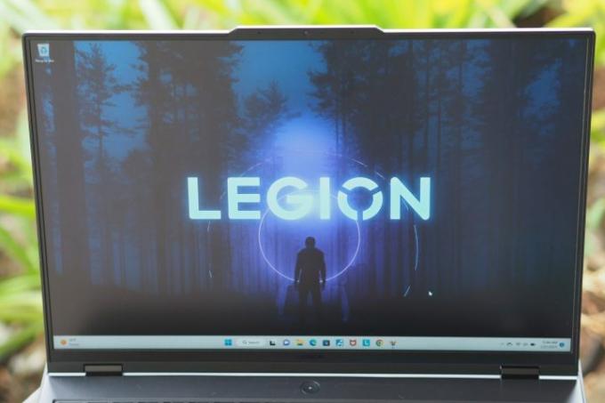 Pogled od spredaj Lenovo Legion Pro 7i z zaslonom.