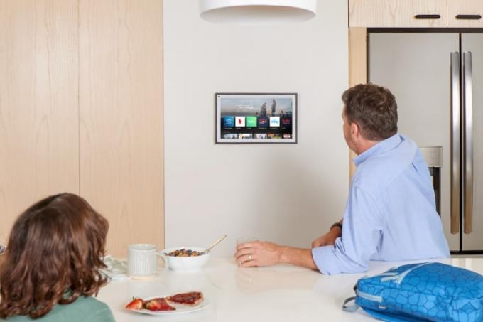 Amazon Echo Show 15 tergantung secara horizontal di dinding dapur.