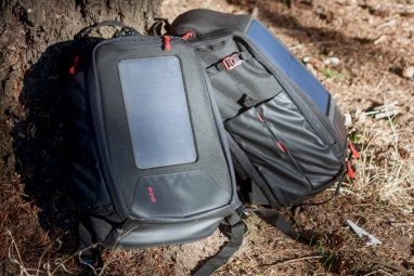 Voltaic OffGrid Solar sac à dos contre un arbre