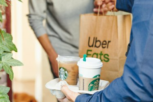 Em breve, o Uber Eats poderá entregar Starbucks à sua porta
