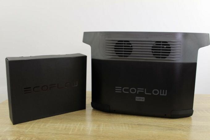 EcoFlow Delta Mini s krabicí na příslušenství.
