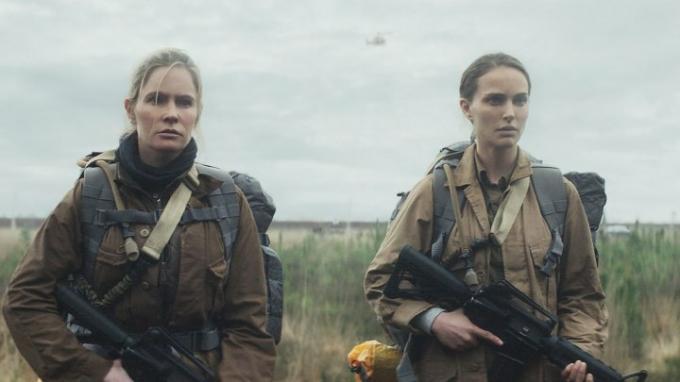 Две жени във военно облекло с автоматични оръжия в Annihilation. 