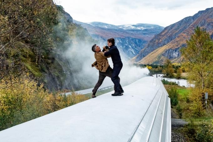 Esajs Moraless un Toms Krūzs cīnās vilciena virsotnē filmā Mission: Impossible — Dead Reckoning Part One.