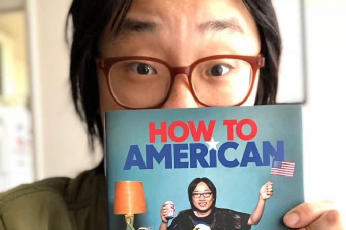 Jimmy O. Yang met boek How to American