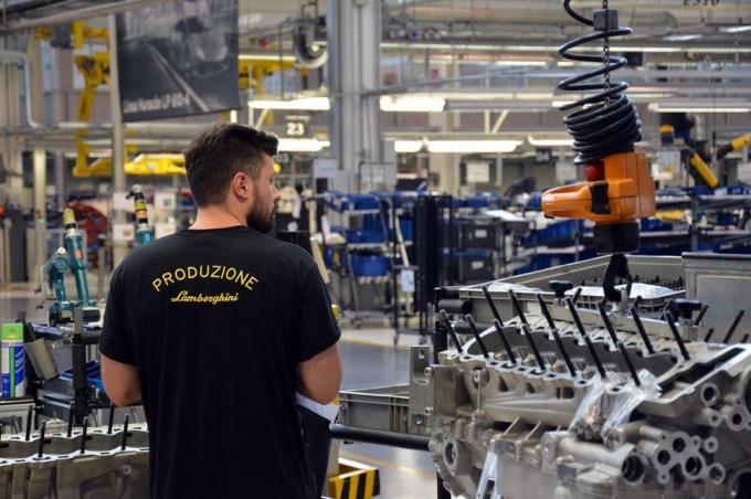 Zaposleni nosijo črno Lamborghinijevo uniformo, ki jasno kaže, ali so delavci na tekočem traku, del tovarniške logistične ekipe, dodeljeni oddelku za izdelavo prototipov in tako naprej. »Produzione« (italijansko za »proizvodnja«) pomeni, da je človek na sliki delavec na tekočem traku.
