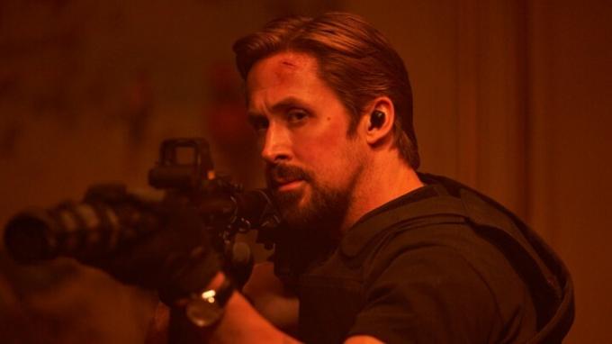 Ryan Gosling siktar på en stor pistol i Netflix actionfilm The Grey Man.