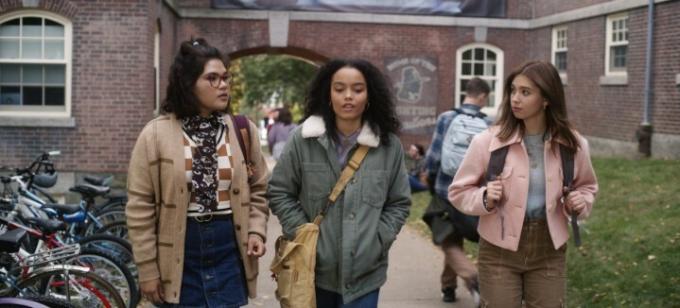 ホーカス ポーカス 2 のシーンで、ベリッサ エスコベド、ホイットニー ピーク、リリア バッキンガムが高校の近くを歩いています。