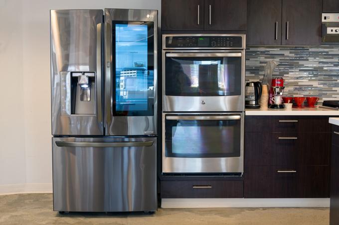 Холодильник LG Instaview 2017 в кухонному світлі