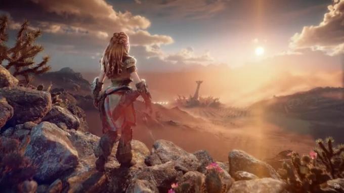 Aloy står på ett berg i Horizon Forbidden West.