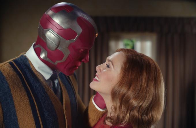 Paul Bettany y Elizabeth Olsen se abrazan en una escena de WandaVision.