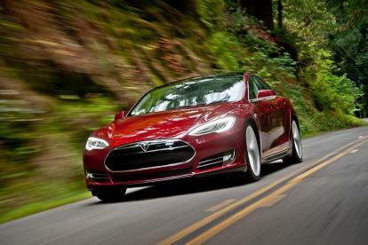 daimler vill ha mer samarbete med tesla motors model s red on road