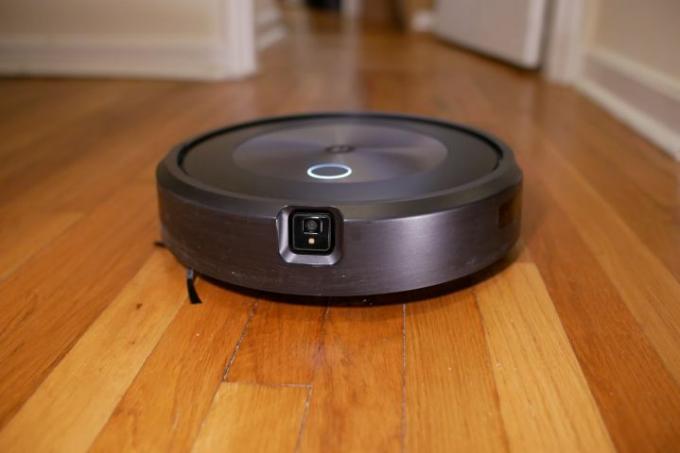 iRobot Roomba j7+ na podlaze z tvrdého dřeva.