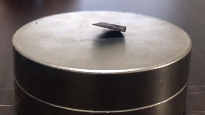 Een vermeend supergeleidend materiaal dat over een magneet zweeft.