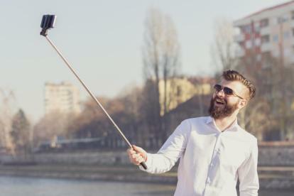 Ahora incluso Nikon se está metiendo en el juego de los palos selfie.