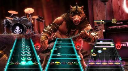 Gracz walczy z innymi rockmanami w Guitar Hero.